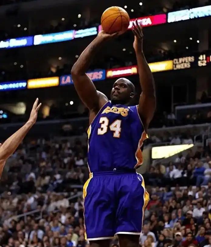 篮球火箭队内新星连续两场命中关键球